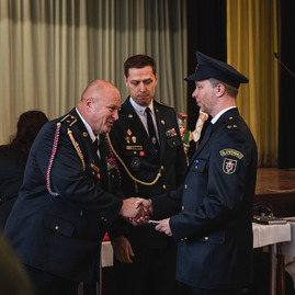 Zväčšiť fotografiu - K storočnici dostali život zachraňujúci prístroj - TSK_DHZ Prečín_AED_mini-23